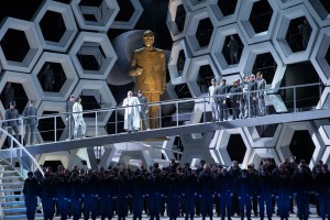 Der unbekannte Prinz, Calaf (Leonardo Caimi), Kaiser Altoum (Martin Petzold), Chor & Komparsen der Oper Leipzig © Tom Schulze