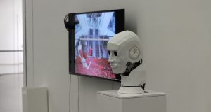 Henrietta Meyer und Bartlomiej D. Kiszka treffen eine „Maschine, die auf Gott wartet“