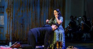 FREIBERG: Telefon und Mantel