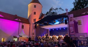 Schloß Freudenstein: Musikalisches Feuerwerk in kalter Sommernacht