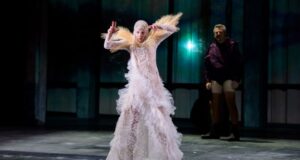 Weimar: „Der goldene Hahn“ – Politikverdrossenheit und galaktische Erotik